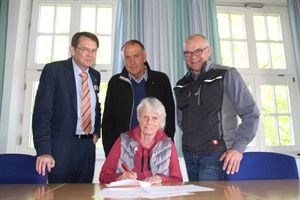 Waldschulleiterin Friederike Hein, Allgemeiner Vertreter Thomas Fisahn (links), MTV-Vorsitzender Hans-Joachim Leip und Gildemajor Karl-Heinz Tute (rechts) unterzeichnen die Nutzungsvereinbarung.
