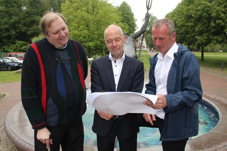 Jochen Siegel (links) von Siegel-Konzept, Bürgermeister Martin Feller (Mitte) und der Bad-Bevensen-Marketing-Geschäftsführer Gerhard Kreutz freuen sich, dass die Antik- und Trödelmeile auch künftig wieder in Bad Bevensen stattfinden wird. 