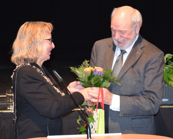 Bürgermeisterin Gabriele Meyer beglückwünscht Festredner Gert Fröhling zum Geburtstag.