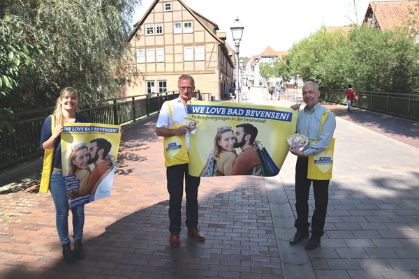 BBM-Mitarbeiterin Jessica Holzerland (von links), BBM-Geschäftsführer Gerhard Kreutz und Stadtdirektor Martin Feller präsentieren die neuen Plakate der Aktion „We love Bad Bevensen“. 