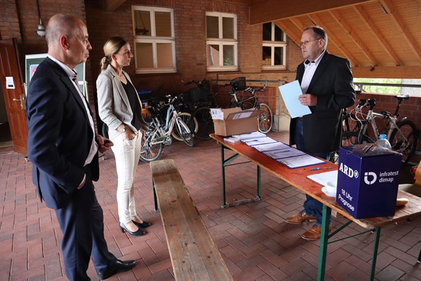 Korrespondent Frank Nieschulze (rechts) erläutert Samtgemeindebürgermeister Martin Feller und Ordnungsamtsleiterin Stefanie Maus das Zustandekommen der 18-Uhr-Prognose. 
