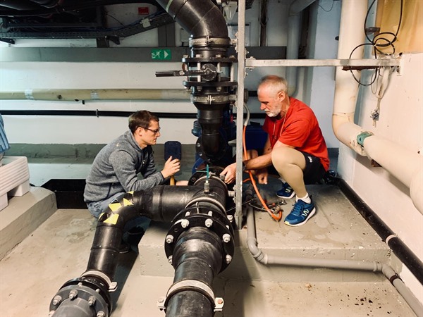Badleiter Dominik Wolf (links) und Badmitarbeiter Peter Müller kontrollieren die Rohrleitungen zur Umwälzpumpe