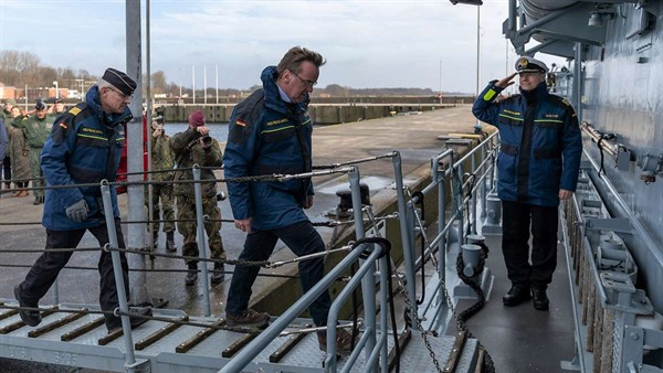 Willkommen bei der Flotte: Minister Pistorius, begleitet von Inspekteur Kaack, geht an Bord des Minenjagdboots „Bad Bevensen“, begrüßt vom Kommandeur des 3. Minensuchgeschwaders. Foto: Bundeswehr/Jule Baier