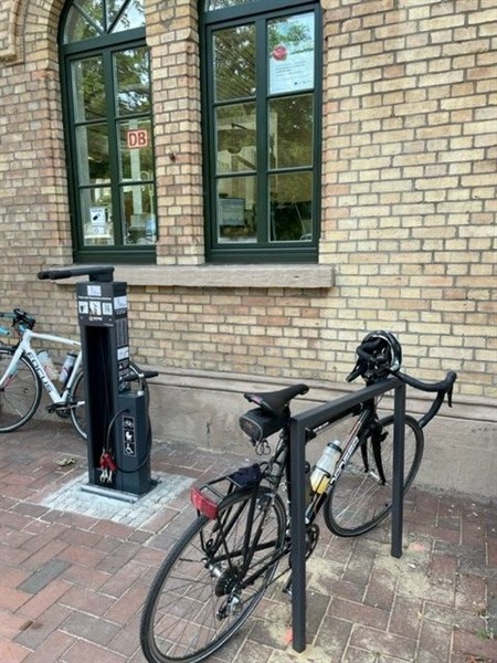 Fahrradreparaturstation am Bahnhof